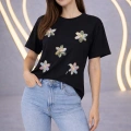 Çiçek Aksesuarlı Kadın T-Shirt