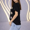 Çiçek Aksesuarlı Kadın T-Shirt