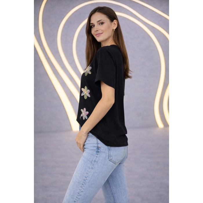 Çiçek Aksesuarlı Kadın T-Shirt