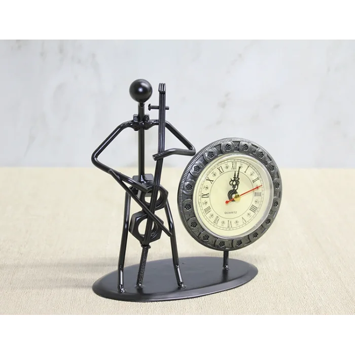 Metal Saatli Keman Çalan Müzisyen