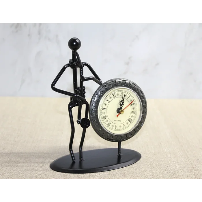 Metal Saatli Saksafon Çalan Müzisyen