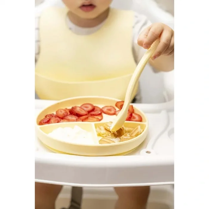 Sarı 3’lü Silikon Yemek Seti – Önlük + Diş Kaşıyıcılı Kaşık + Vakumlu Tabak