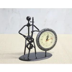 Metal Saatli Keman Çalan Müzisyen