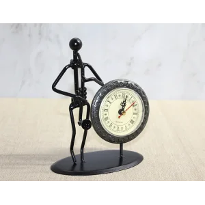 Metal Saatli Saksafon Çalan Müzisyen