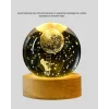 5 cm 3D Kristal Astronot Küre Lamba – Dekoratif LED Işıklı Ahşap Stand