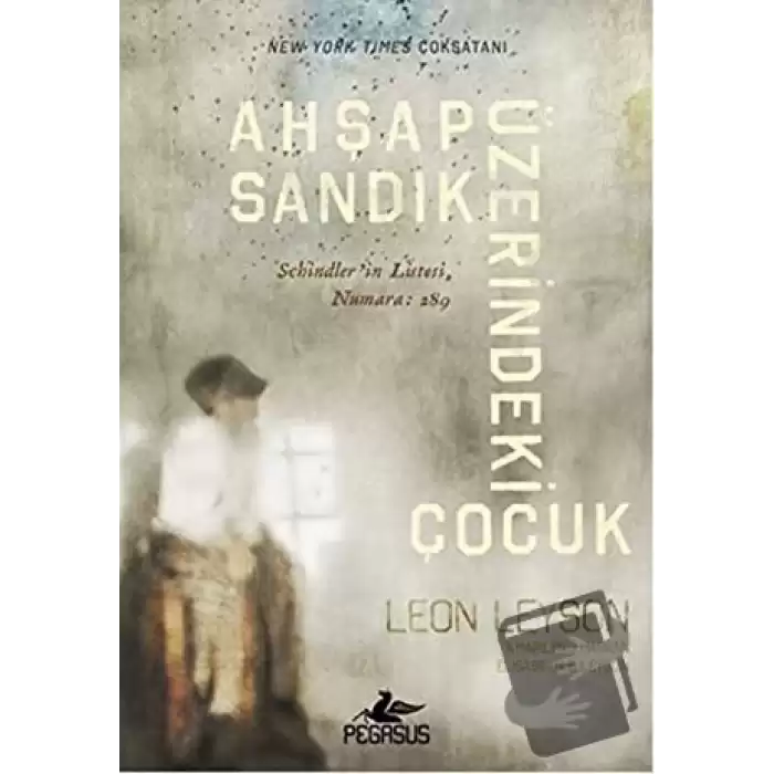 Ahşap Sandık Üzerindeki Çocuk