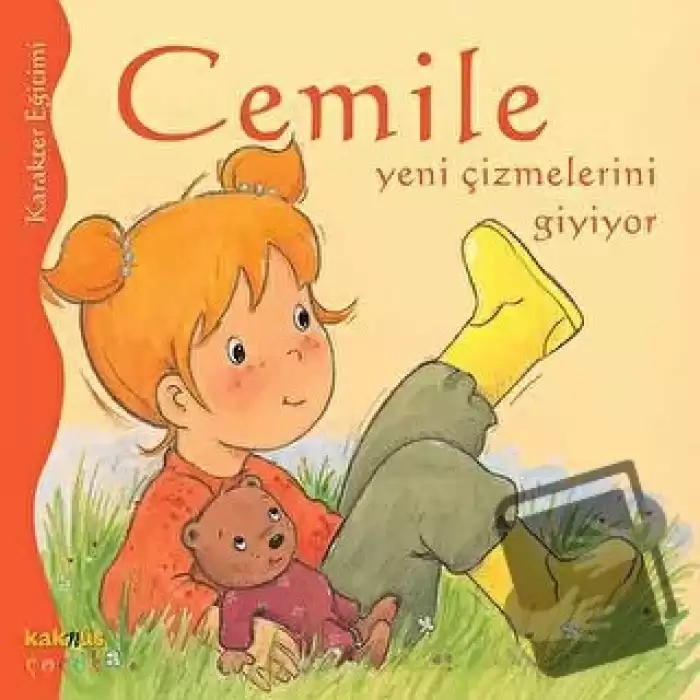 Cemile Yeni Çizmelerini Giyiyor