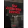 Adam Vitrinin Önünde Duruyordu