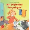 Nil Dişlerini Fırçalıyor