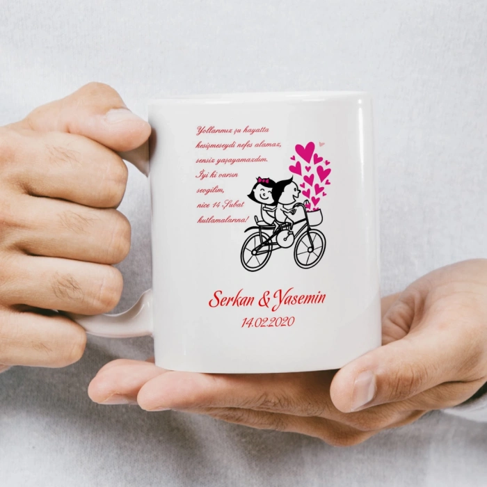 Arkası dönük, çiçeklerle süslenmiş saçlı bir kadın figürünün bulunduğu kupa baskısı.