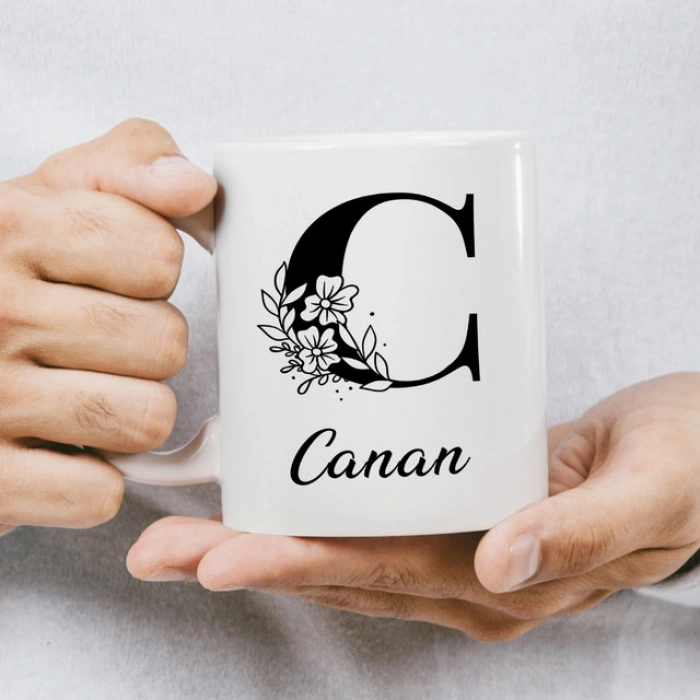 C Siyah Beyaz Çiçekli İsme Özel Kupa