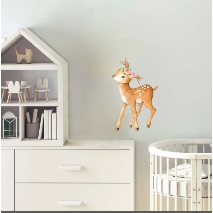 Çiçek Taçlı Sevimli Geyik Duvar Stickerı