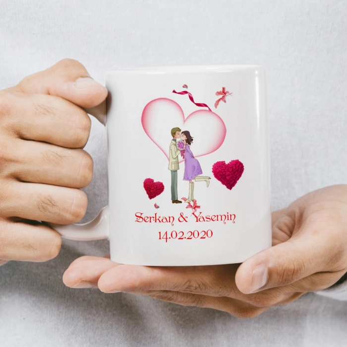 Çiçek ve kalplerden oluşan bir çemberin içinde duran karikatür çiftin bulunduğu kupa baskısı.