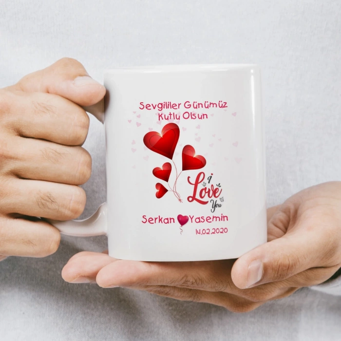 Farklı boyutlarda kırmızı kalplerin yer aldığı, Sevgililer Günümüz Kutlu Olsun yazılı kupa baskısı.