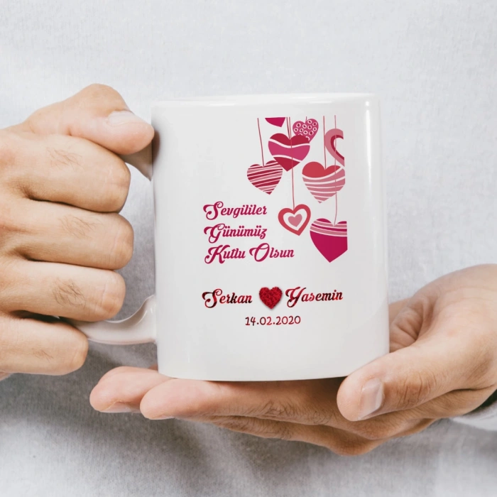 Gül yapraklarından büyük bir kalp içinde isimlerin yazılı olduğu kupa baskısı.