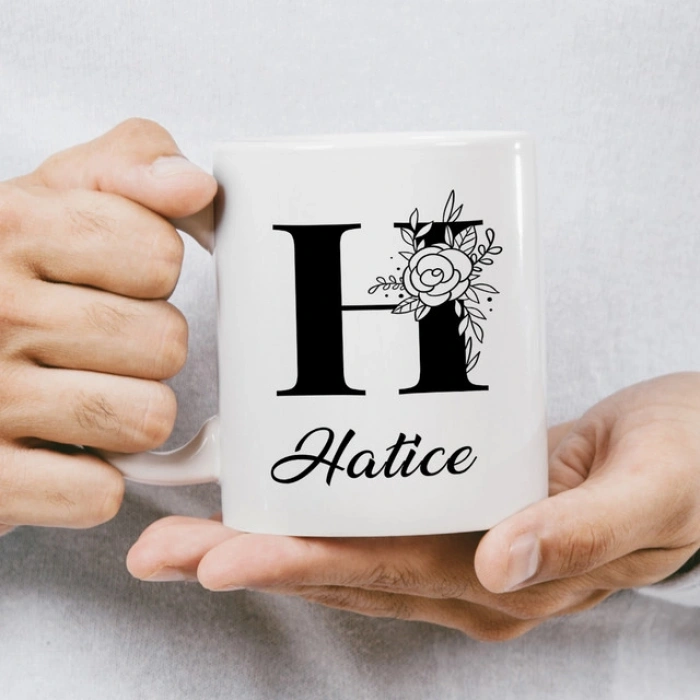 H Siyah Beyaz Çiçekli İsme Özel Kupa