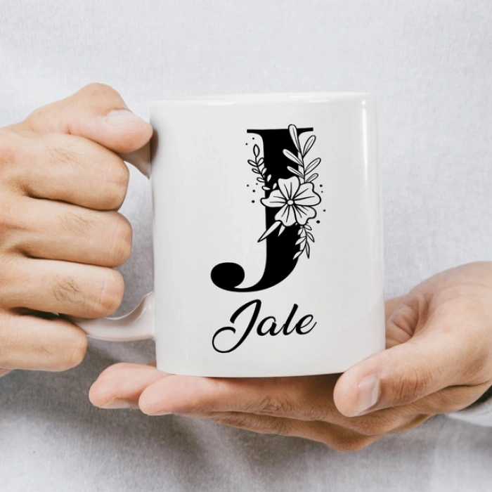 J Siyah Beyaz Çiçekli İsme Özel Kupa