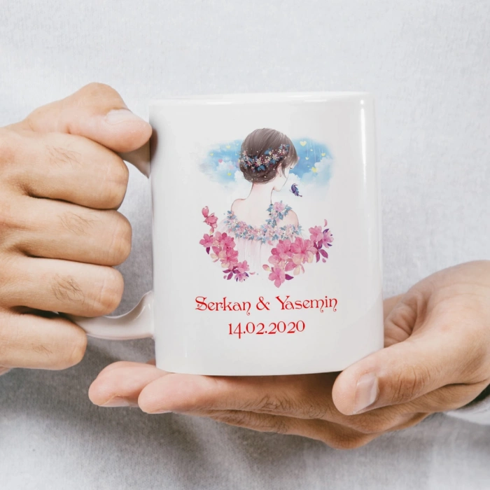 Kağıt kesim tekniğiyle yapılmış gibi duran kalp içinde çiftin silüetinin bulunduğu kupa baskısı.