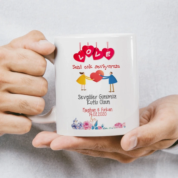 Kalp balonlar ve I Love You yazısı altında, çiftin silüetinin bulunduğu kupa baskısı.