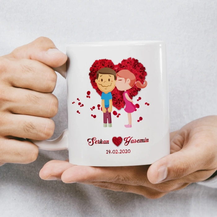 Kalpli figürlerle süslenmiş, isim ve tarih içeren kupa baskısı.