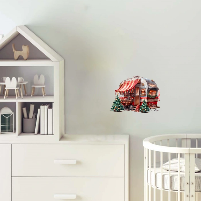 Kırmızı-Beyaz Çizgili Tenteli ve Noel Ağaçlı Karavan Duvar Çıkartması