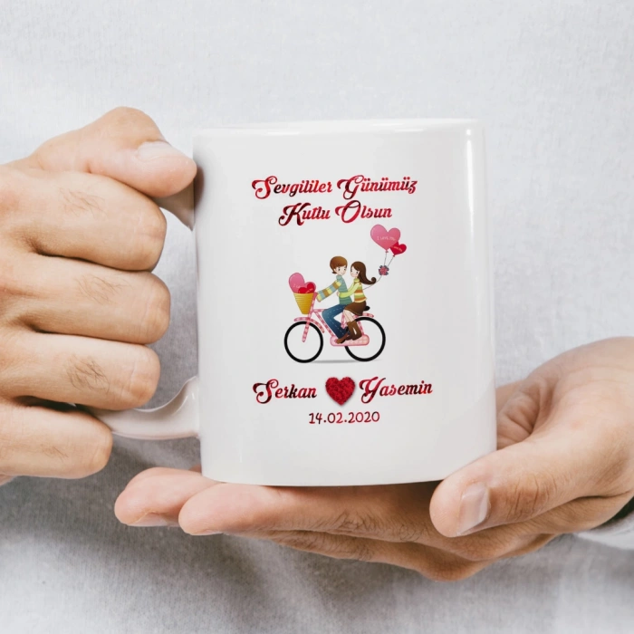 Köprüde duran çift ve çiçeklerle süslenmiş bir kupa baskısı.