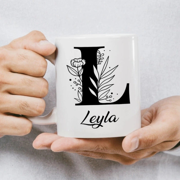 L Siyah Beyaz Çiçekli İsme Özel Kupa