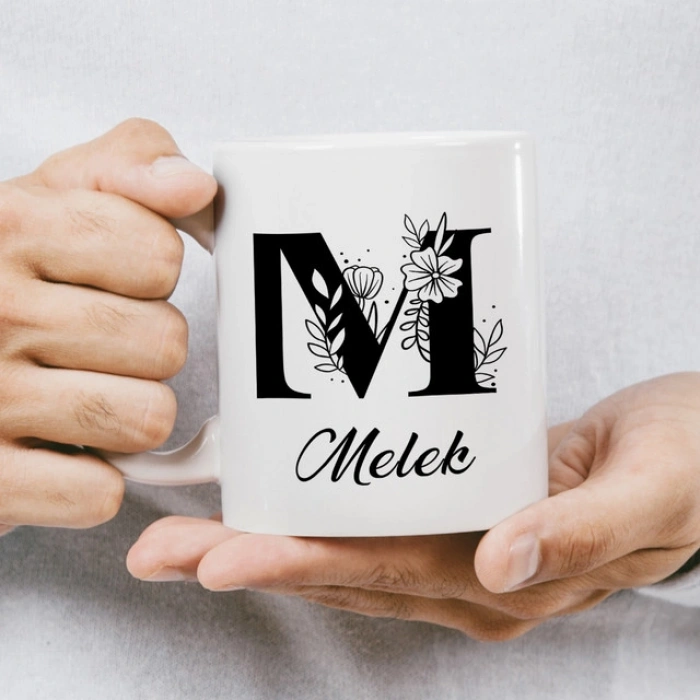 M Siyah Beyaz Çiçekli İsme Özel Kupa