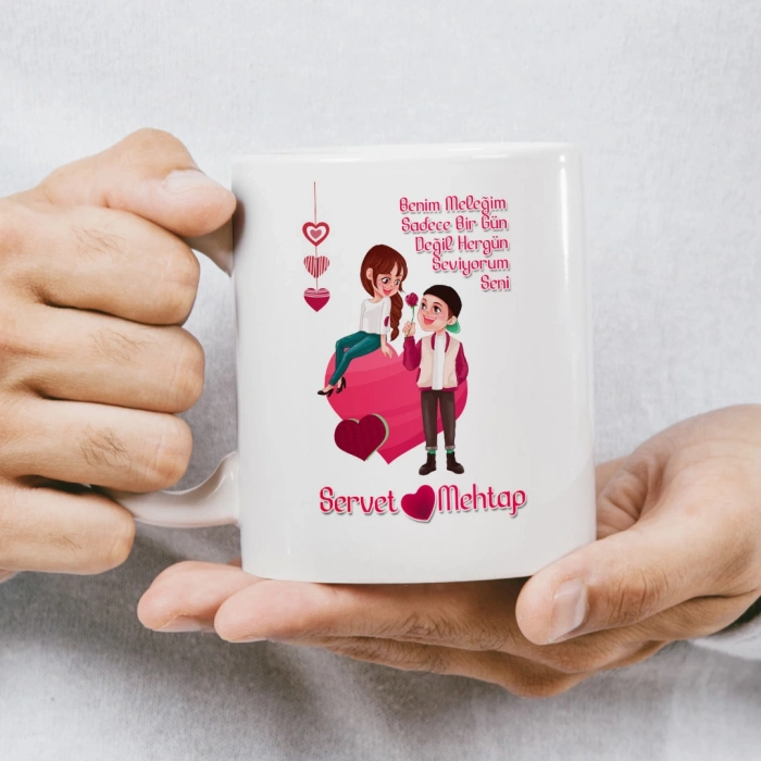 Motosiklet üzerinde karikatür çift figürü ve kalplerin bulunduğu kupa baskısı.