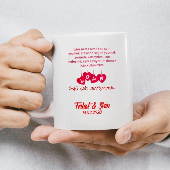 Our Wedding Day yazılı, kalpli balonlar tutan karikatür çiftin bulunduğu kupa baskısı.