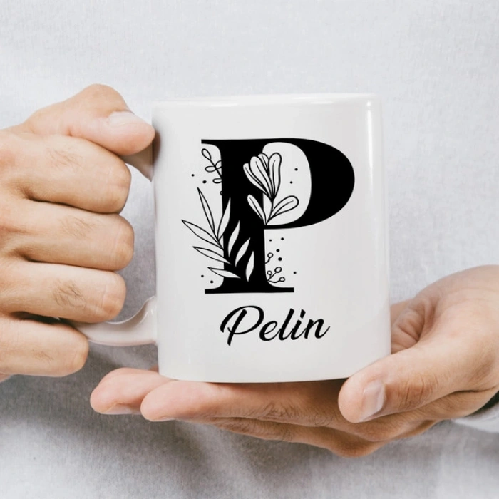 P Siyah Beyaz Çiçekli İsme Özel Kupa