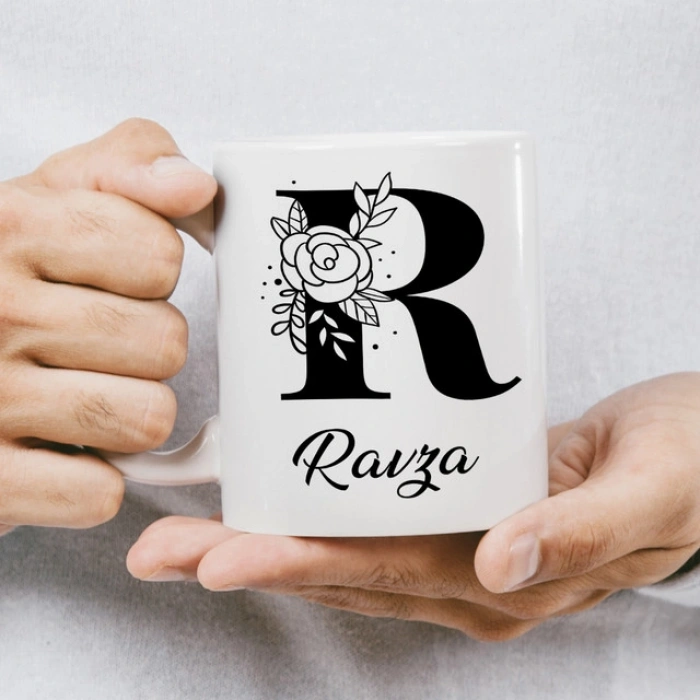 R Siyah Beyaz Çiçekli İsme Özel Kupa