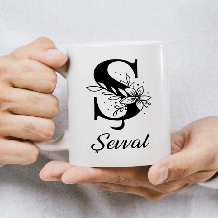 Ş Siyah Beyaz Çiçekli İsme Özel Kupa