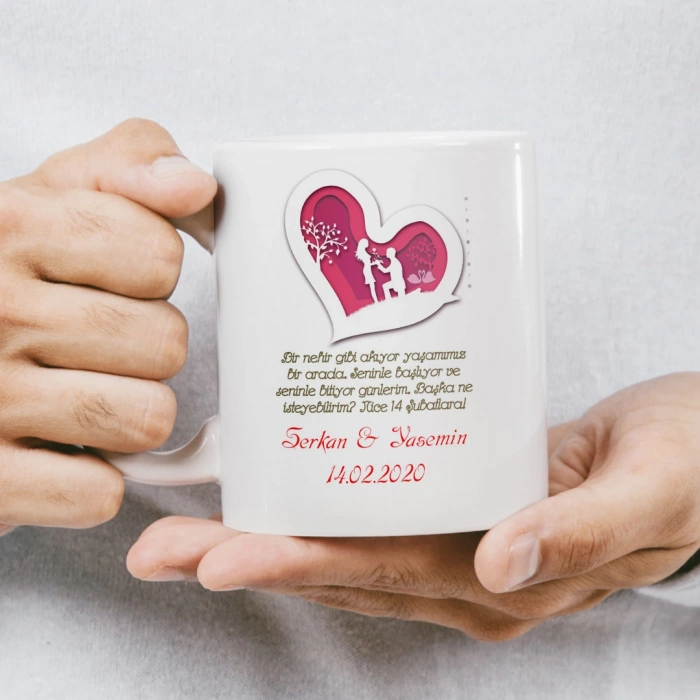 Seni çok seviyorum ve Yapabilseydim, tüm aşkımı... yazılarıyla birlikte bir hediye kutusu ve kalp figürünün yer aldığı kupa baskısı.