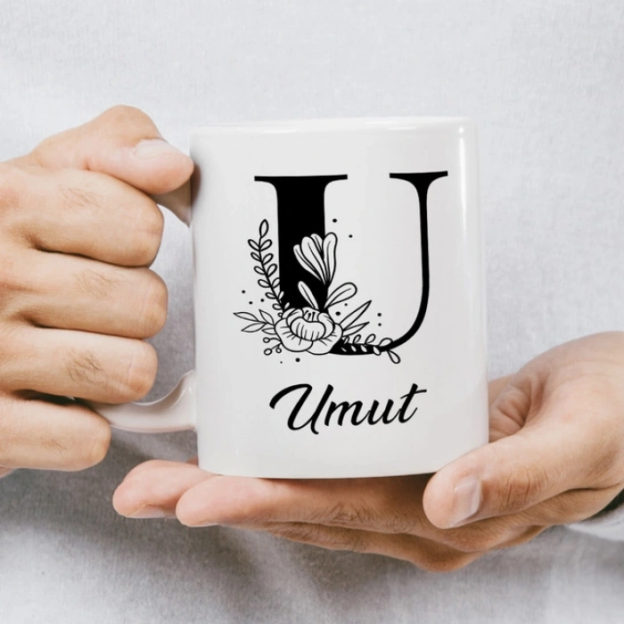 U Siyah Beyaz Çiçekli İsme Özel Kupa