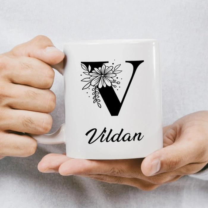 V Siyah Beyaz Çiçekli İsme Özel Kupa