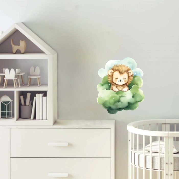 Yeşil Bulutlar Arasında Uyuyan Sevimli Aslan Yavrusu Duvar Çıkartması