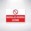 Makinalar Arasında Gezinme Sticker 20X28 Cm