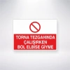Torna Tezgahında Çalışırken Bol Elbise Giyme Sticker 20X28 Cm