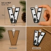 V Harf Yılbaşı Süsü – MDF Çam Ağacı Desenli Asılabilir Dekor (5x5 cm)