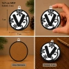 V Harf Yılbaşı Süsü – MDF Çam Ağacı Desenli Asılabilir Dekor (7x7 cm)