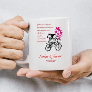 Arkası dönük, çiçeklerle süslenmiş saçlı bir kadın figürünün bulunduğu kupa baskısı.