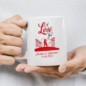 Eğer nefes almak ve seni sevmek arasında seçim yapmak zorunda kalsaydım... yazılı, LOVE yazılı kalplerle süslenmiş kupa baskısı.