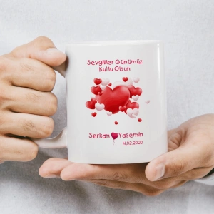 Farklı karikatürize edilmiş çift figürlerinin yer aldığı, isim ve tarih içeren kupa baskısı.