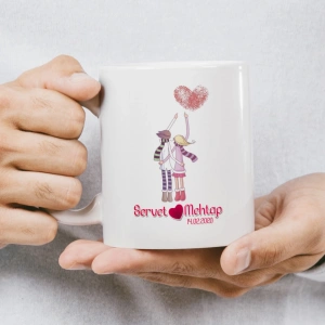 Hediye kutuları ve gül yapraklarından oluşan kalp içinde isimlerin yazılı olduğu kupa baskısı.