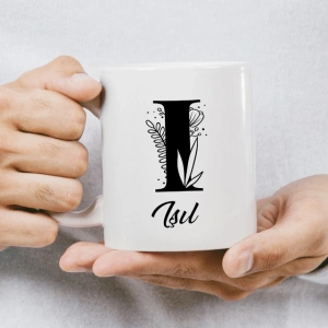 İ Siyah Beyaz Çiçekli İsme Özel Kupa