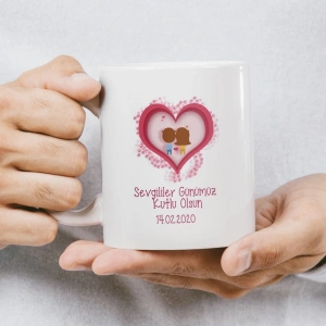 İsimlerin iç kısımda, etrafı kalplerle çevrili pembe bir kalple süslenmiş kupa baskısı.