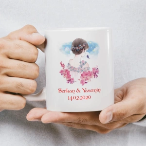 Kağıt kesim tekniğiyle yapılmış gibi duran kalp içinde çiftin silüetinin bulunduğu kupa baskısı.