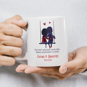 Kalp balonlar ve I Love You yazısıyla süslenmiş kupa baskısı.