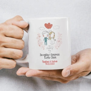 Kalp figürü içinde karikatür çiftin bulunduğu, pembe kalplerle süslenmiş kupa baskısı.